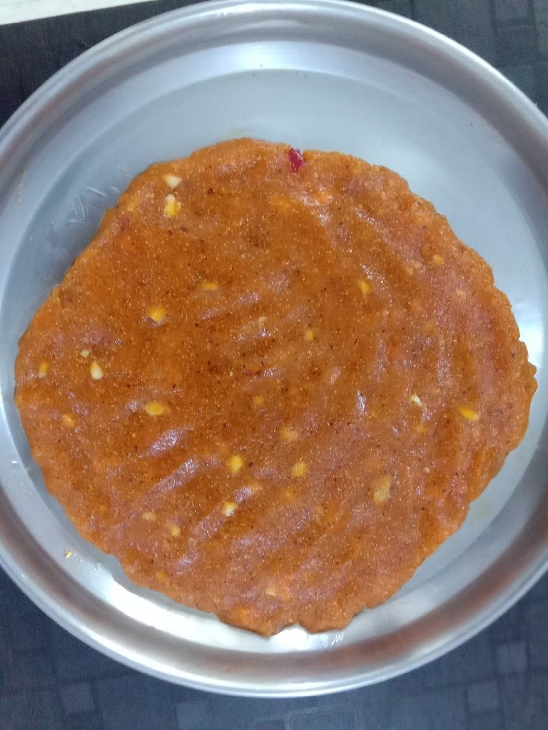 Pressing halwa in plate, Papaya barfi recipe.
