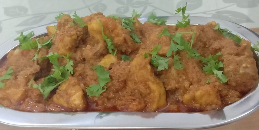 Chicken kolhapuri sukka in dish, kolhapuri chicken sukka recipe.