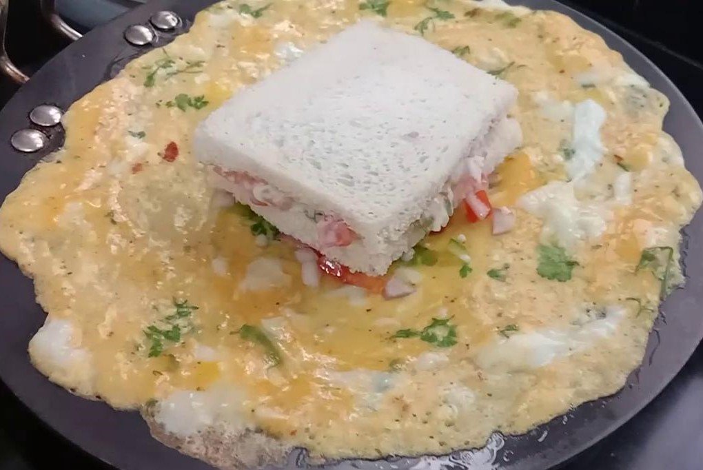 Puuting sandwich on omelette, Egg sandwich recipe.