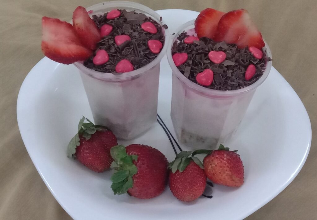 Strawberry mousse inserving glass, Strawberry mousse recipe. 