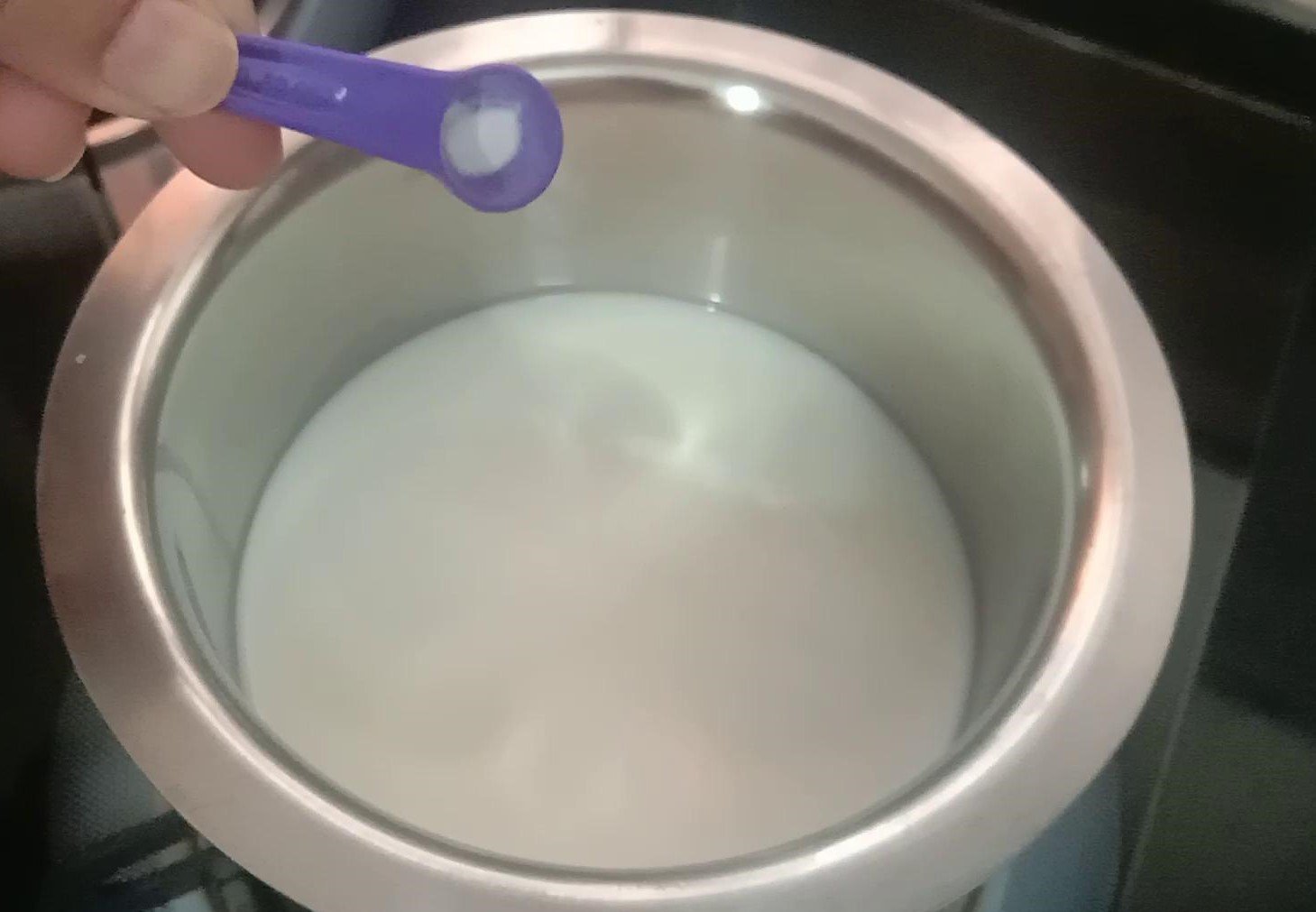 Adding pinch of baking soda to milk, Oreo pudding.