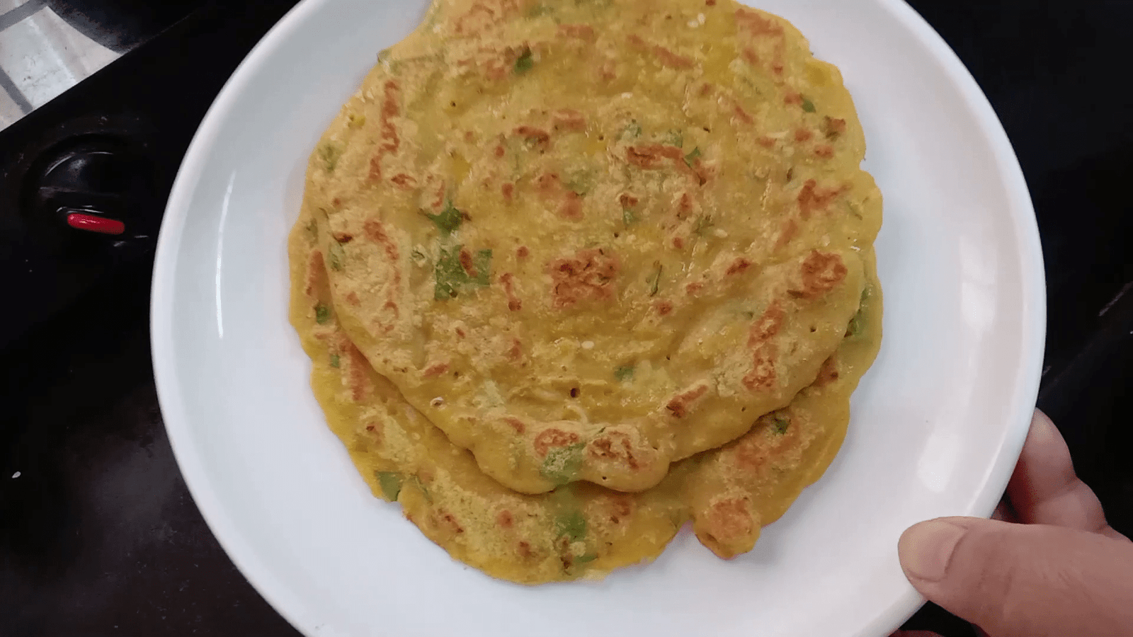 Cooked Jowar paratha in plate, Jowar paratha | Healthy Jowar recipe for weight loss.